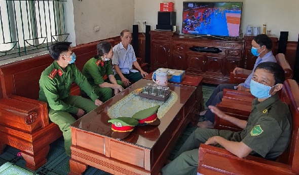 Công an xã giúp người bị nạn trong đêm