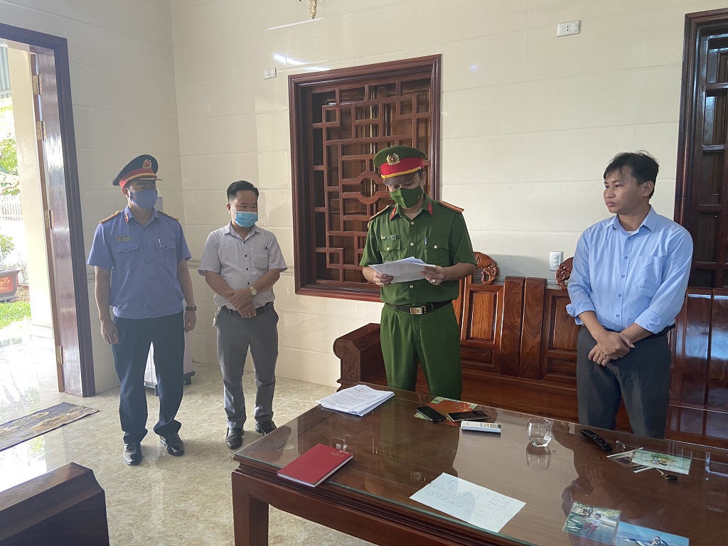 Lực lượng chức năng tống đạt quyết định đối với bị can Nguyễn Hồng Đức