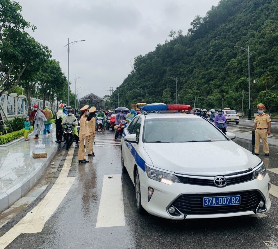 Lực lượng Cảnh sát giao thông hướng dẫn hàng nghìn người đi xe máy từ các tỉnh, thành phía Nam về quê