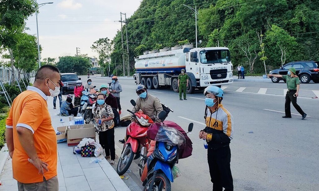 Các công dân ở phía Bắc đang chờ dẫn đoàn đi qua địa phận tỉnh Nghệ An