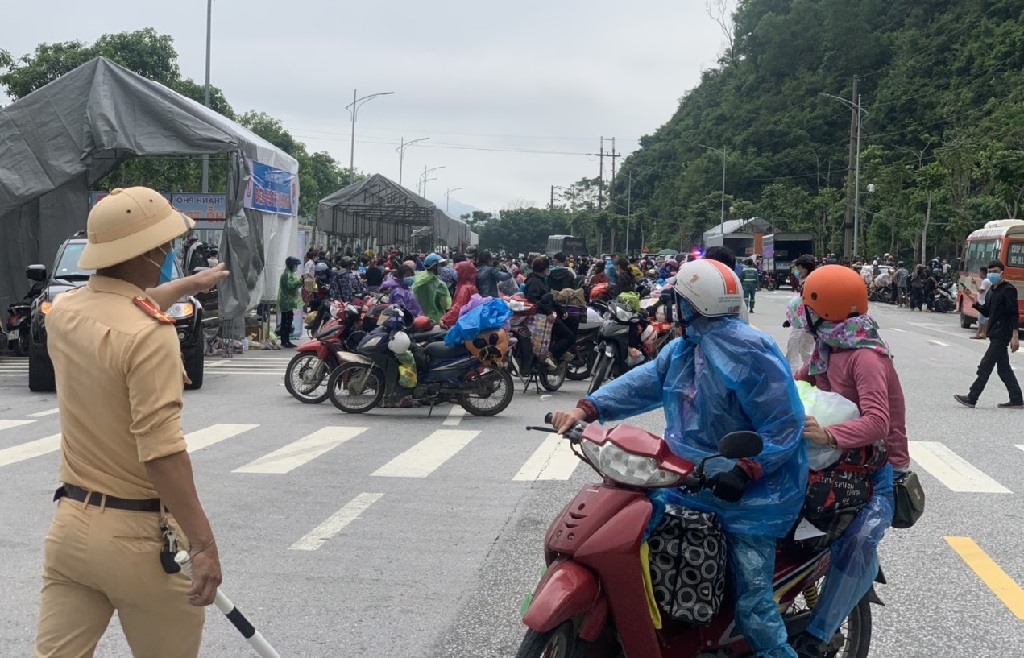 Lực lượng Cảnh sát giao thông phân luồng, điều tiết giao thông