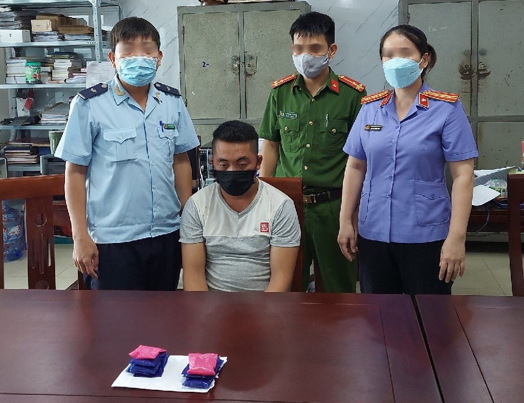Lực lượng chức năng bắt giữ đối tượng Xồng Bá Giờ