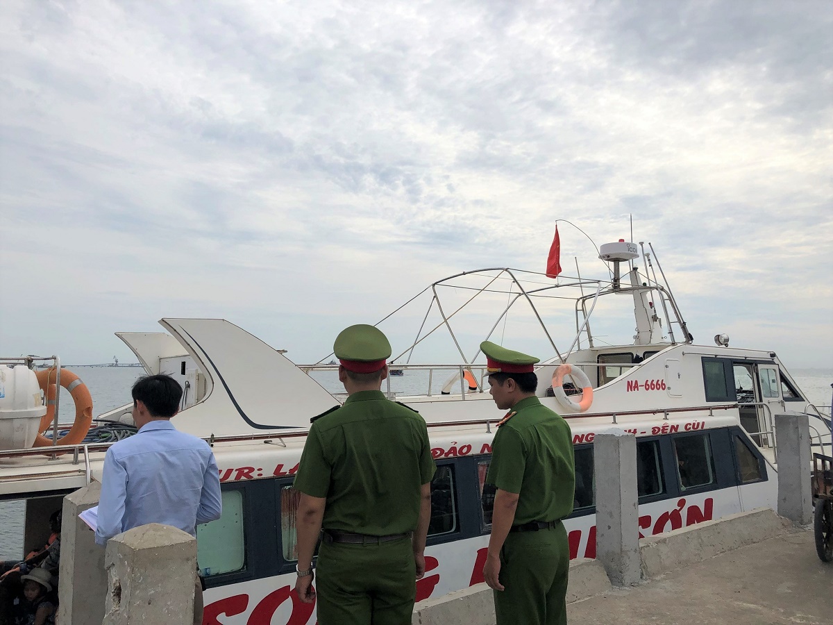 Cán bộ Công an thị xã Cửa Lò kiểm tra an toàn khu vực đảo Lan Châu trước mùa mưa bão. Ảnh: Bình Minh
