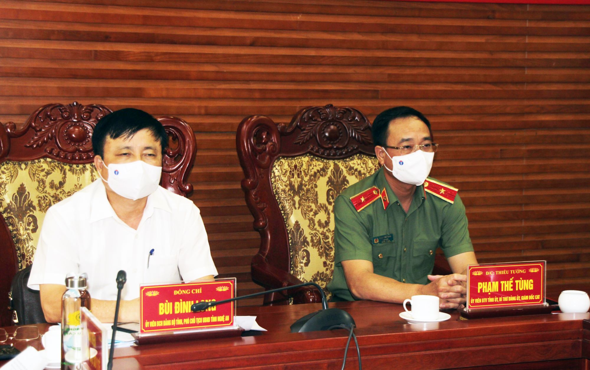 Các đồng chí: Bùi Đình Long, Phó Chủ tịch UBND tỉnh; Thiếu tướng Phạm Thế Tùng, Bí thư Đảng ủy, Giám đốc Công an tỉnh, đồng chủ trì hội nghị tại điểm cầu Công an tỉnh Nghệ An