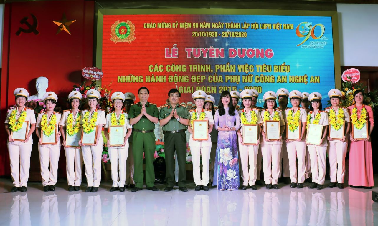 Đồng chí Nguyễn Thị Quỳnh Hoa – Ủy viên BCH Đảng bộ tỉnh, Chủ tịch Hội LHPN tỉnh, Đồng chí Đại tá Hồ Văn Tứ, Phó Bí thư Đảng ủy, Phó Giám đốc Công an Nghệ An và Đồng chí Đại tá Nguyễn Mạnh Hùng, nguyên Phó Giám đốc Công an Nghệ An (nay là Phó cục trưởng Cục cảnh sát kinh tế Bộ Công an) tuyên dương các hành động đẹp của phụ nữ Công an Nghệ An. Ảnh tư liệu 