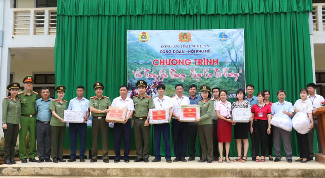 Hoạt động áo trắng