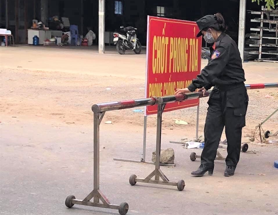 Nữ cán bộ Công an Nghệ An xung kích tại các điểm chốt trong cuộc chiến phòng, chống dịch bệnh Covid-19