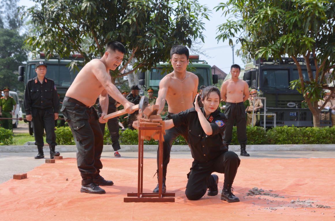 Nữ chiến sĩ Cảnh sát cơ động luyện tập sẵn sàng chiến đấu