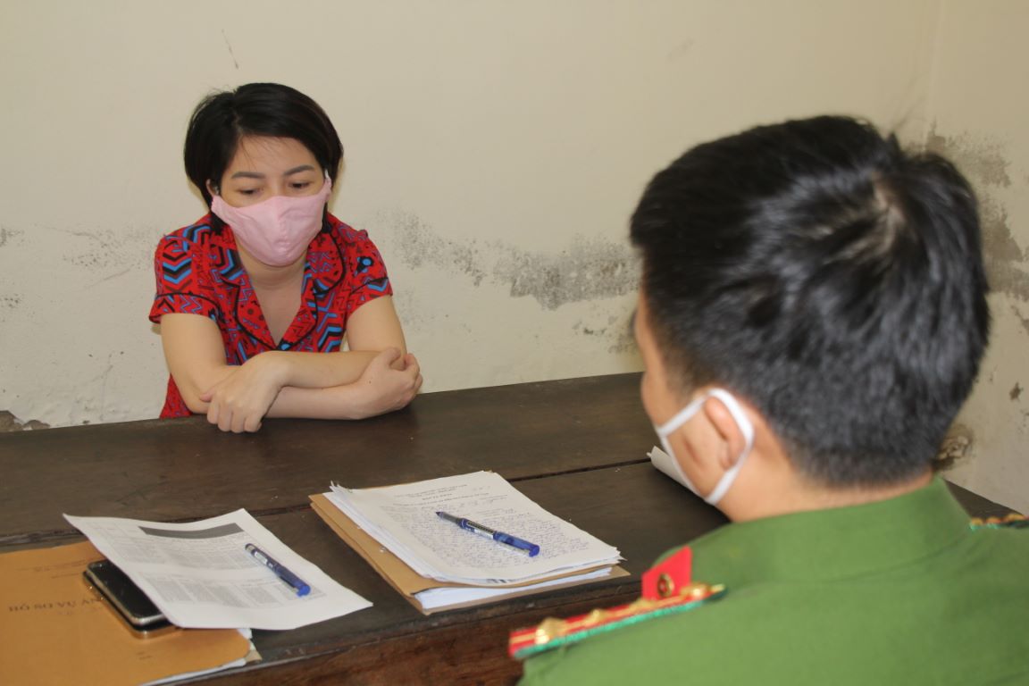 Cán bộ Đội Cảnh sát hình sự Công an thành phố Vinh lấy lời khai đối tượng Thúy
