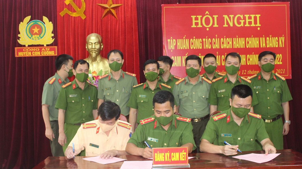 Công an huyện Con Cuông ký cam kết thực hiện nhiệm vụ cải cách hành chính năm 2022