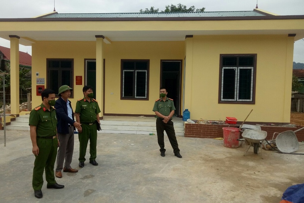 Lãnh đạo Công an huyện Con Cuông thăm trụ sở mới của Công an xã Môn Sơn