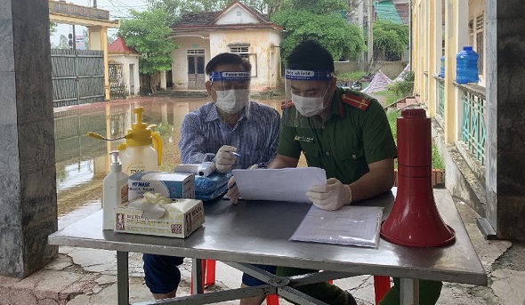 Trung úy Công an hỗ trợ sản phụ trong khu cách ly sinh con