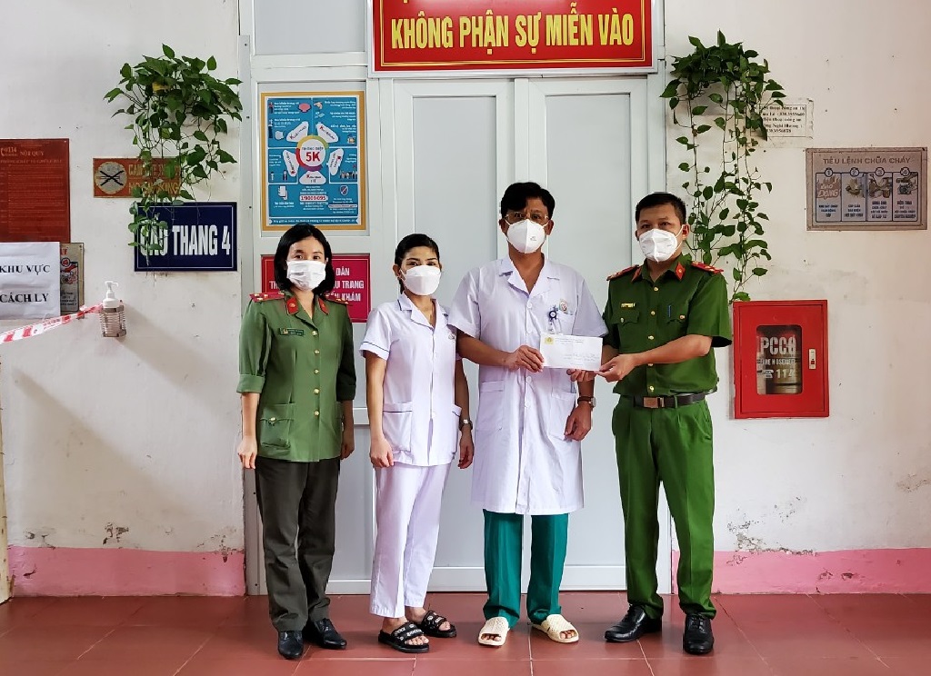 Công đoàn Công an thị xã Cửa Lò trao tiền cho các y, bác sỹ Trung tâm Y tế thị xã Cửa Lò để gửi tới chị H.
