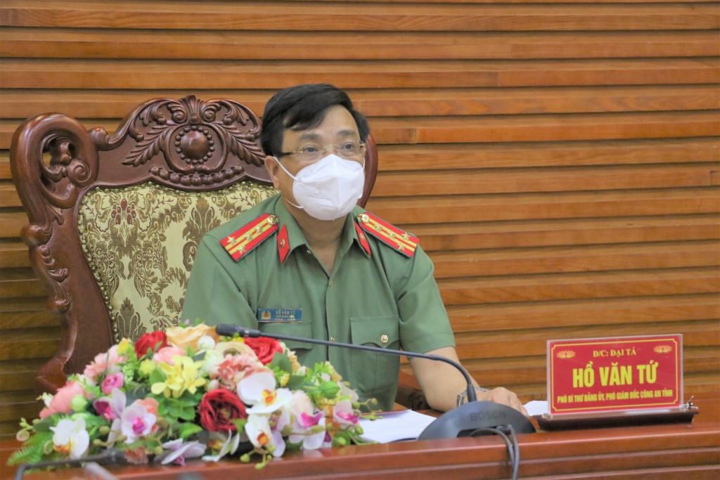 Đại tá Hồ Văn Tứ, Phó Bí thư Đảng ủy, Phó Giám đốc Công an tỉnh chủ trì tại điểm cầu Nghệ An 