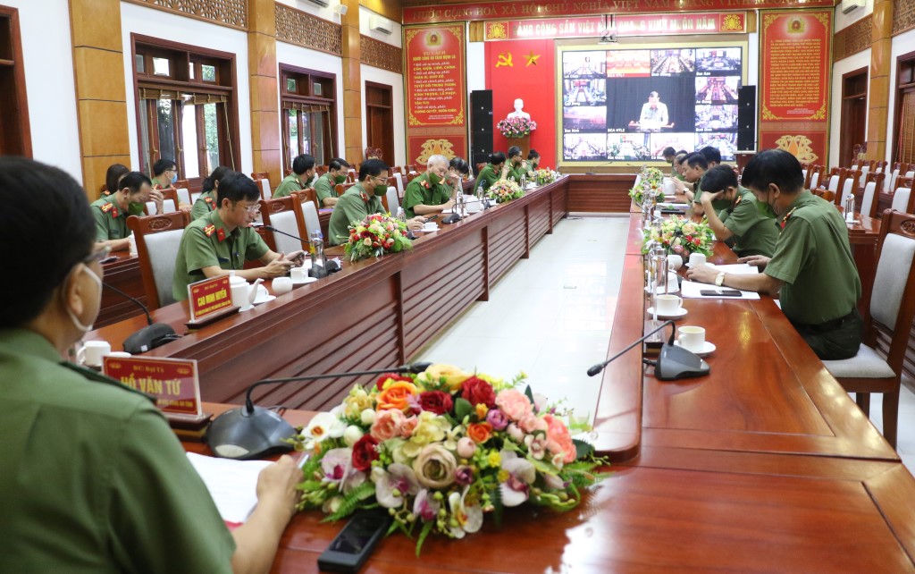 Hội nghị được tổ chức theo hình thức trực tuyến từ hội trường Bộ Công an tại Hà Nội đến 63 điểm cầu Công an các địa phương