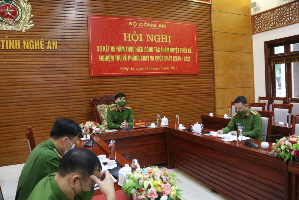 Đồng chí Đại tá Cao Minh Huyền, Phó Giám đốc Công an tỉnh chủ trì tại điểm cầu Nghệ An  