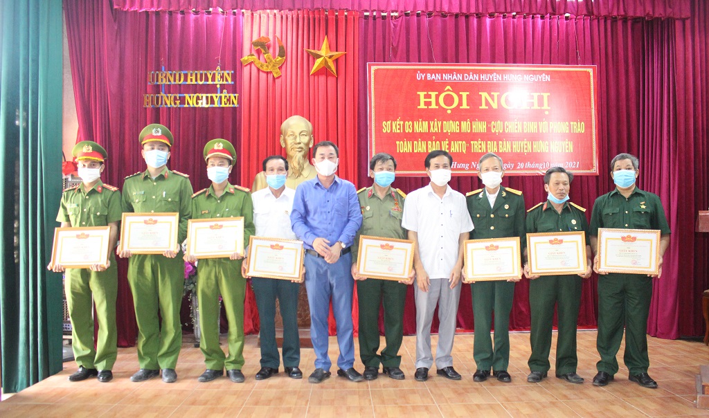 Các tập thể và cá nhân được tặng Giấy khen về thành tích xuất sắc trong thực hiện mô hình “Cựu chiến binh với phong trào toàn dân bảo vệ an ninh Tổ quốc”