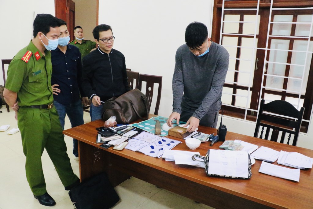 Phòng Cảnh sát hình sự cho đối tượng thực nghiệm hành vi đánh bạc. Ảnh: Đức Vũ