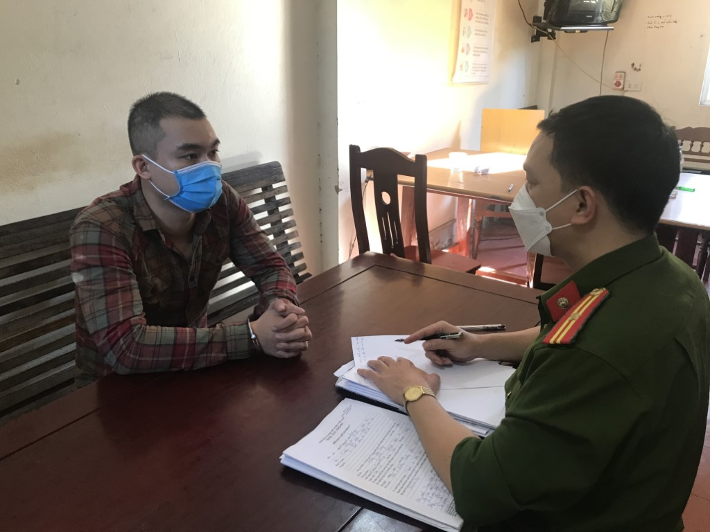 Công an thành phố Vinh làm việc với đối tượng Dương Xuân Thành. Ảnh: Đức Vũ