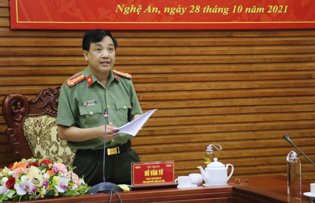 Đồng chí Đại tá Hồ Văn Tứ, Phó Bí thư Đảng ủy, Phó Giám đốc Công an tỉnh tham luận tại Hội thảo với chuyên đề 