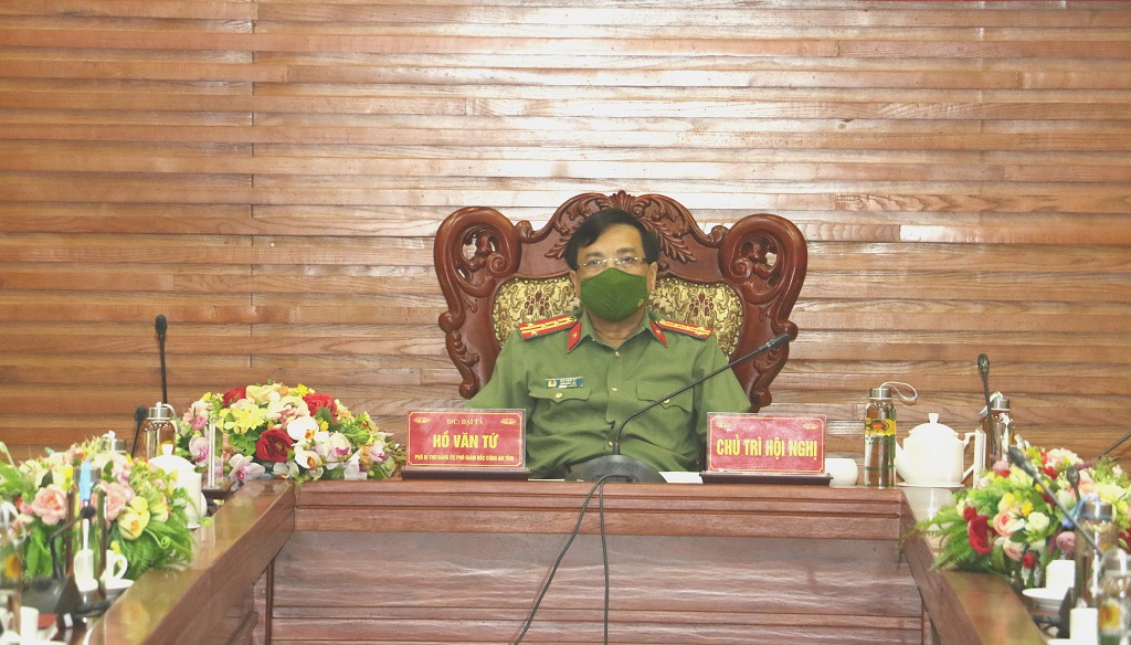 Đại tá Hồ Văn Tứ, Phó Bí thư Đảng ủy, Phó Giám đốc Công an tỉnh chủ trì hội nghị tại điểm cầu Công an tỉnh Nghệ An