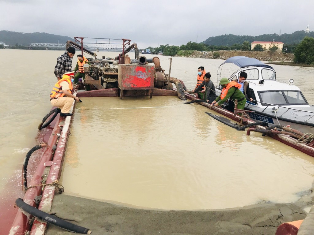 Lực lượng Công an tiến hành kiểm tra, xác định khối lượng cát trên phà vỏ sắt