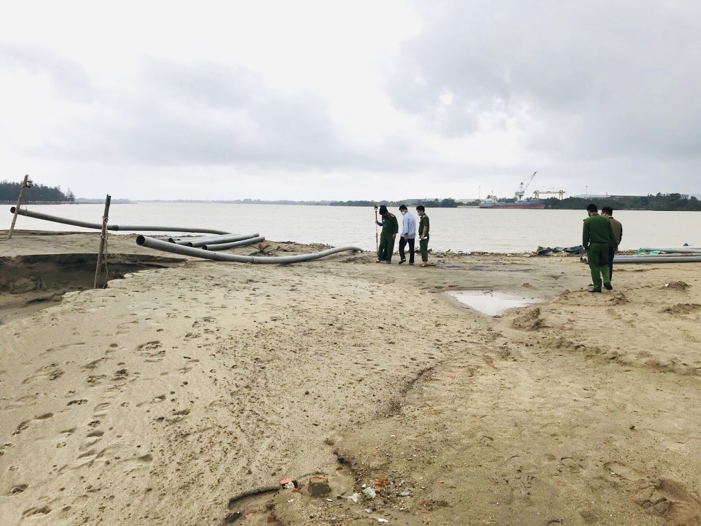 Số cát khai thác trái phép được các đối tượng đem về bến cát thuộc Công ty  Cổ phần xây lắp và thương mại 668