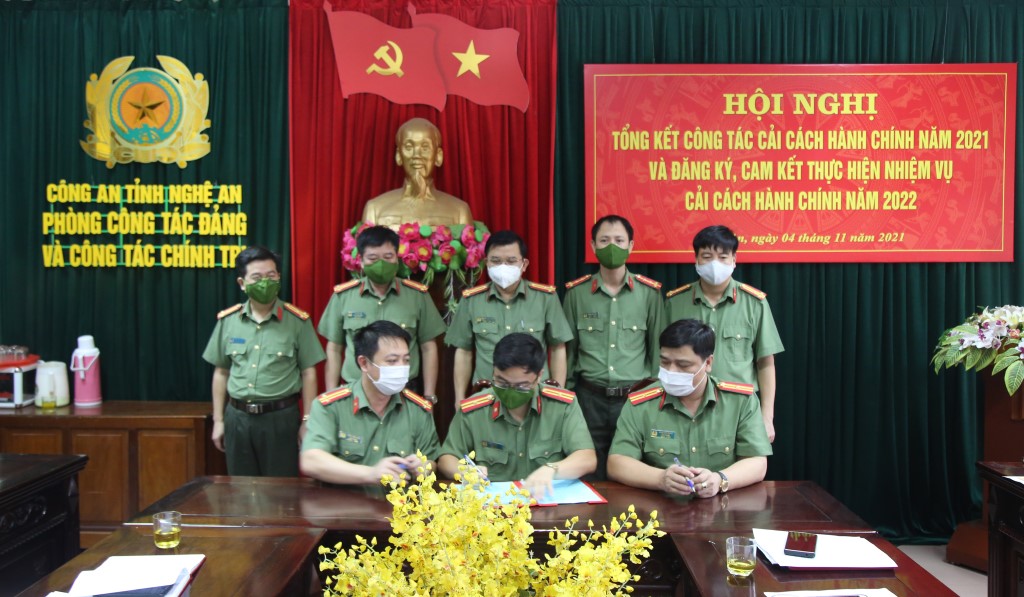 Chỉ huy các đội ký cam kết thực hiện nhiệm vụ cải cách hành chính năm 2022