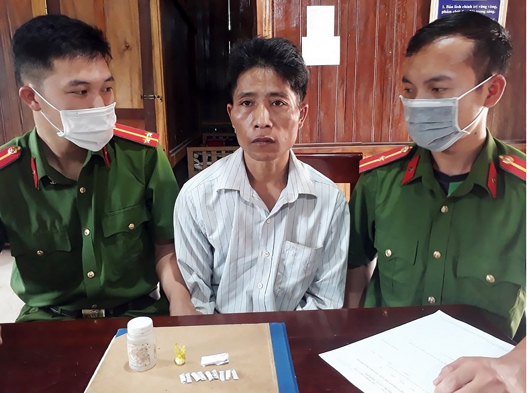 Đối tượng Lô Văn Quân cùng tang vật bị bắt giữ