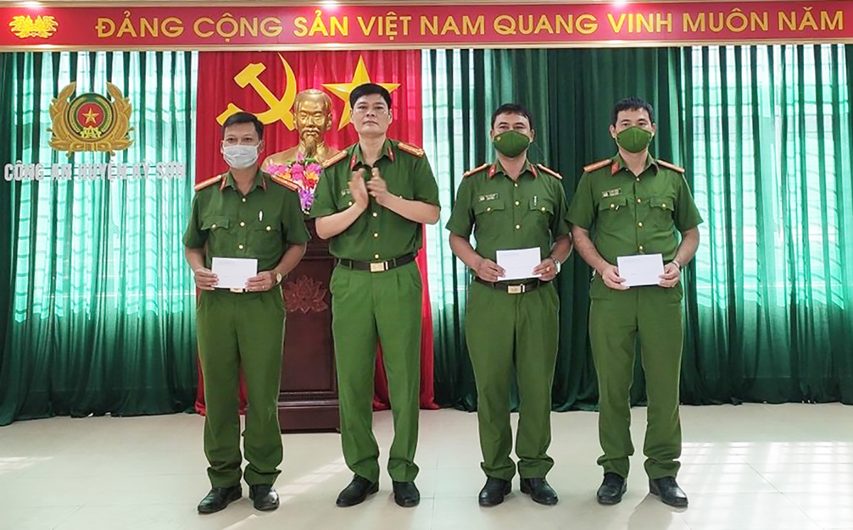 Thượng tá Tô Văn Hậu, Trưởng Công an huyện Kỳ Sơn trao thưởng cho Công an các xã Bắc Lý và Mỹ Lý