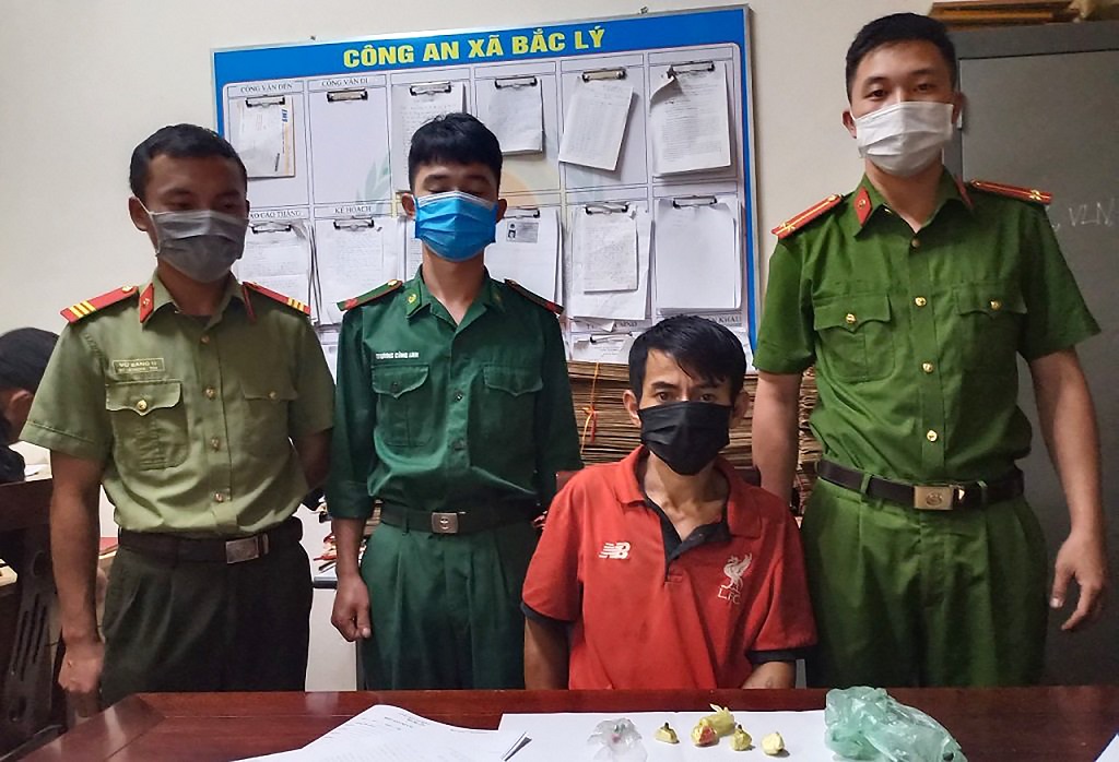 Đối tượng Lo Phò Hoành cùng tang vật