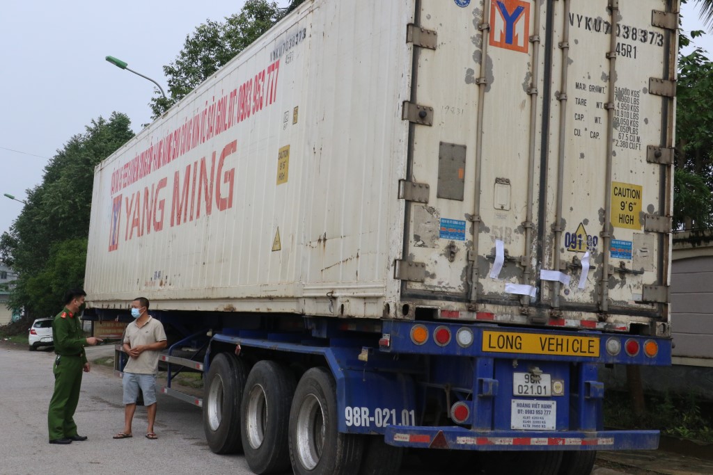 Phát hiện container vận chuyển rượu ngoại nhập lậu số lượng lớn