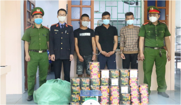 Bắt 03 đối tượng buôn bán gần 01 tạ pháo