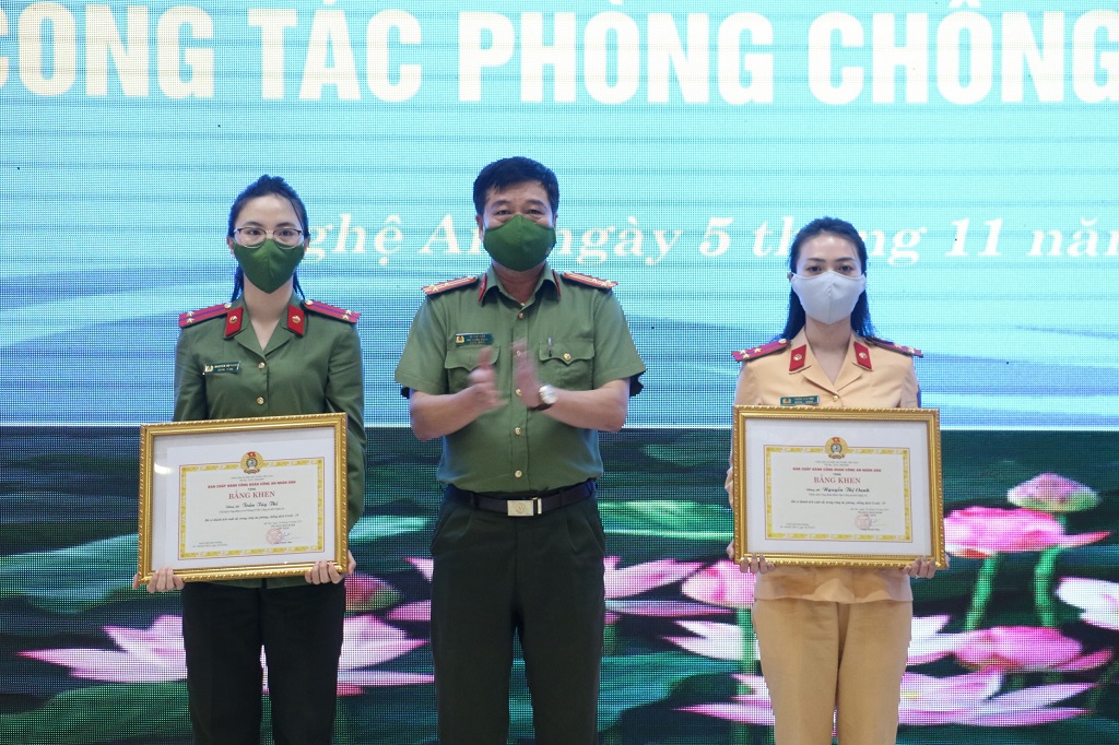 Trao Bằng khen của Công đoàn Công an nhân dân cho 02 cá nhân có thành tích xuất sắc trong công tác phòng chống dịch Covid-19
