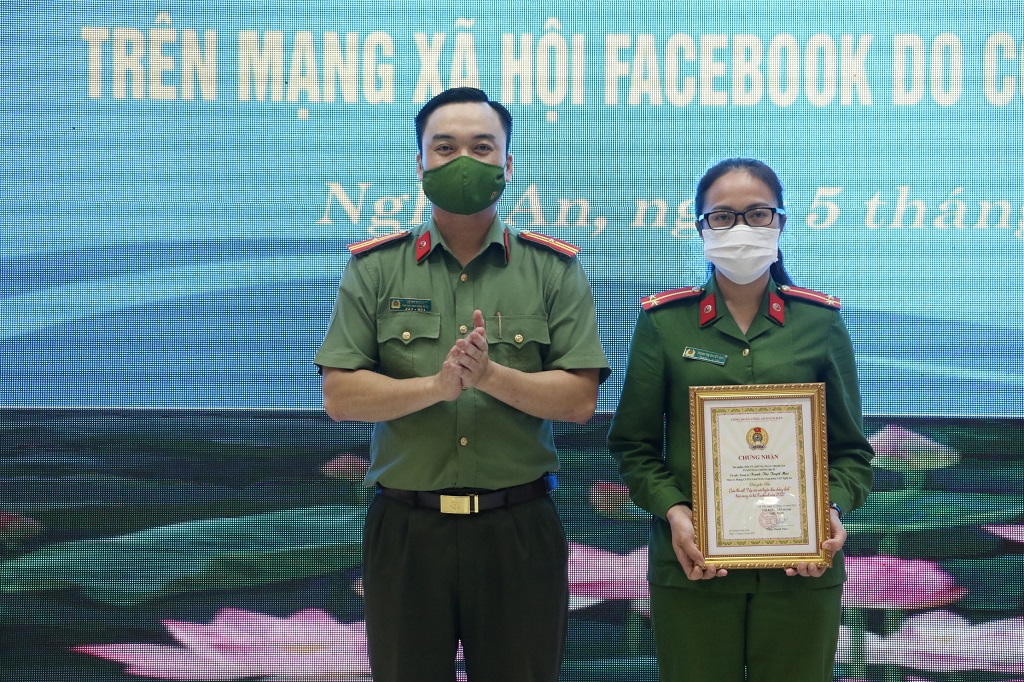 Trao Chứng nhận đạt giải Ba cuộc thi viết “Tiếp sức nơi tuyến đầu chống dịch” trên mạng xã hội Facebook do Công đoàn Công an nhân dân tổ chức