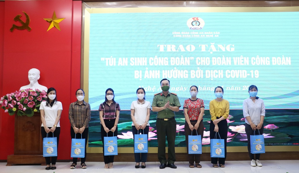 Trao tặng “Túi an sinh công đoàn” cho 27 đồng chí đoàn viên, người lao động, trong Công đoàn Công an tỉnh Nghệ An có hoàn cảnh khó khăn, bị ảnh hưởng dịch Covid-19