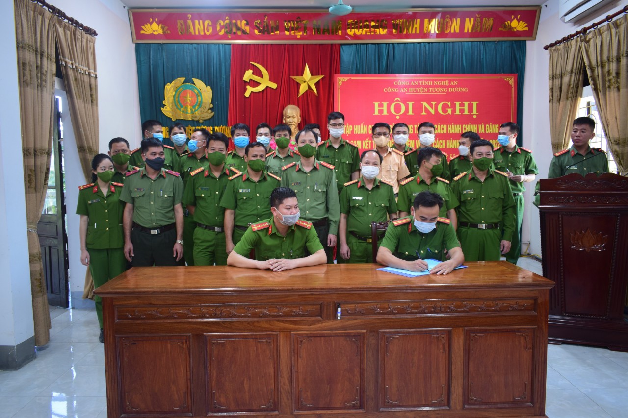 Các đội nghiệp vụ và Công an các xã, thị trấn đăng ký, cam kết thực hiện nhiệm vụ cải cách hành chính năm 2022