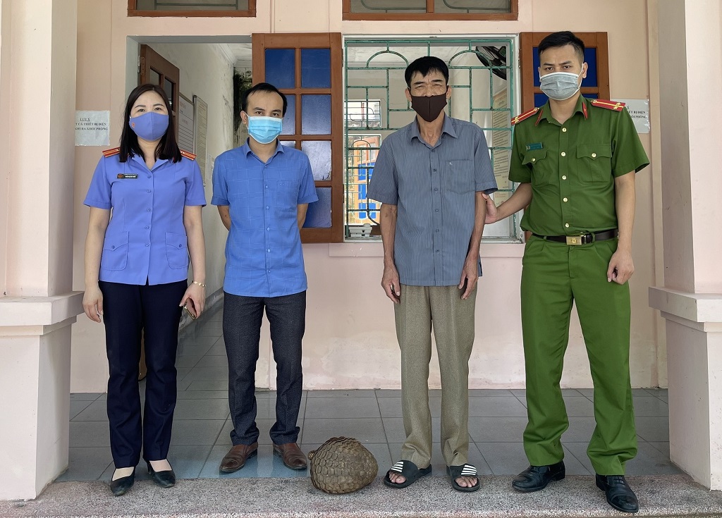 Đối tượng Bùi Văn Ky cùng tang vật tại Cơ quan Công an