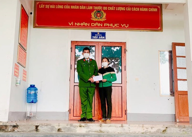 Công an xã Nghi Đồng trao tài sản cho chị Chinh