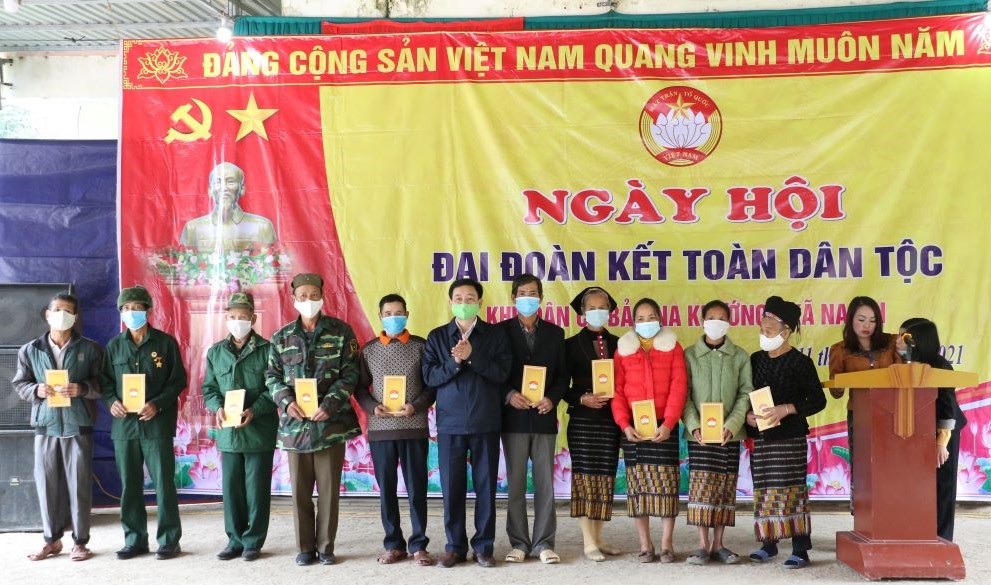 Mặt trận Tổ quốc Tỉnh trao quà cho 10 hộ dân có hoàn cảnh khó khăn