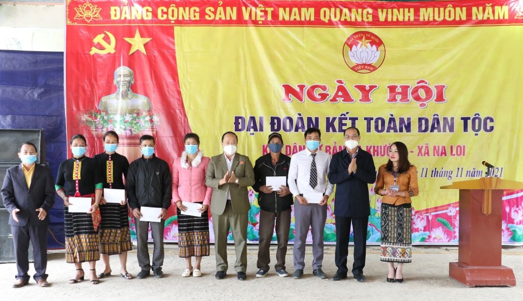 Lãnh đạo huyện Kỳ Sơn tặng quà cho các hộ dân có hoàn cảnh khó khăn của ban Na Khướng