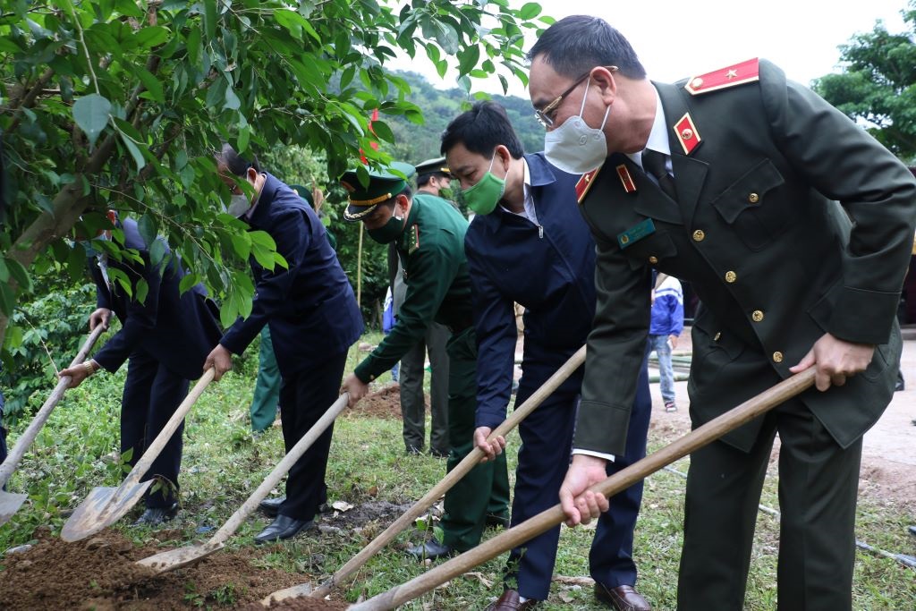 Trồng cây lưu niệm tại Nhà văn hóa bản Na Khướng