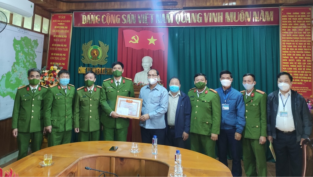 Đồng chí Vi Hòe, Bí thư Huyện ủy cùng đại diện lãnh đạo Huyện ủy, UBND huyện Kỳ Sơn khen thưởng đột xuất Ban chuyên án