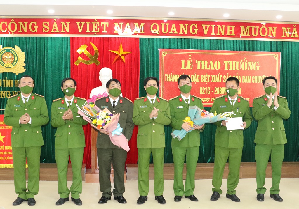 Đồng chí Đại tá Nguyễn Đức Hải, Phó Giám đốc, Thủ trưởng Cơ quan cảnh sát điều tra Công an tỉnh trao thưởng cho các Ban chuyên án 