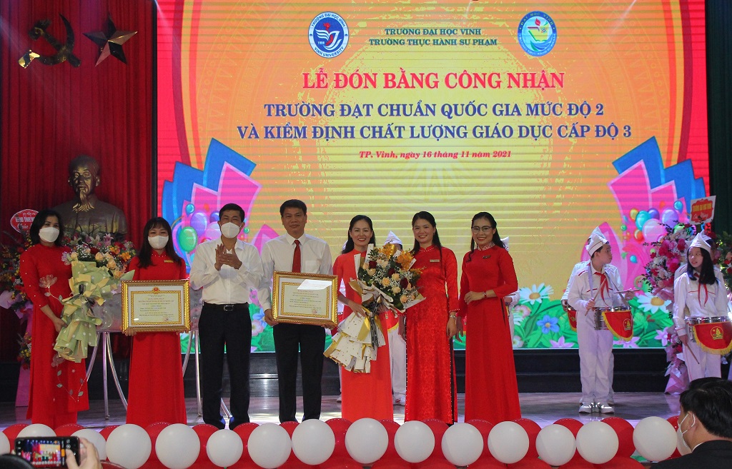 Trường Thực hành sư phạm Đại học Vinh đón nhận danh hiệu đạt chuẩn Quốc gia mức độ 2 và đạt tiêu chuẩn chất lượng giáo dục cấp độ 3