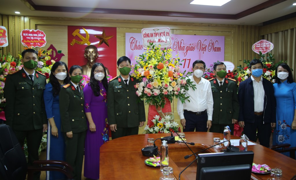 Đoàn công tác đã đến tặng hoa, chúc mừng các thầy cô, cán bộ Sở Giáo dục và Đào tạo Nghệ An