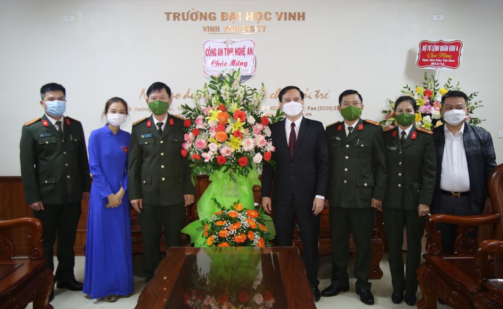 Tặng hoa chúc mừng trường Đại học Vinh