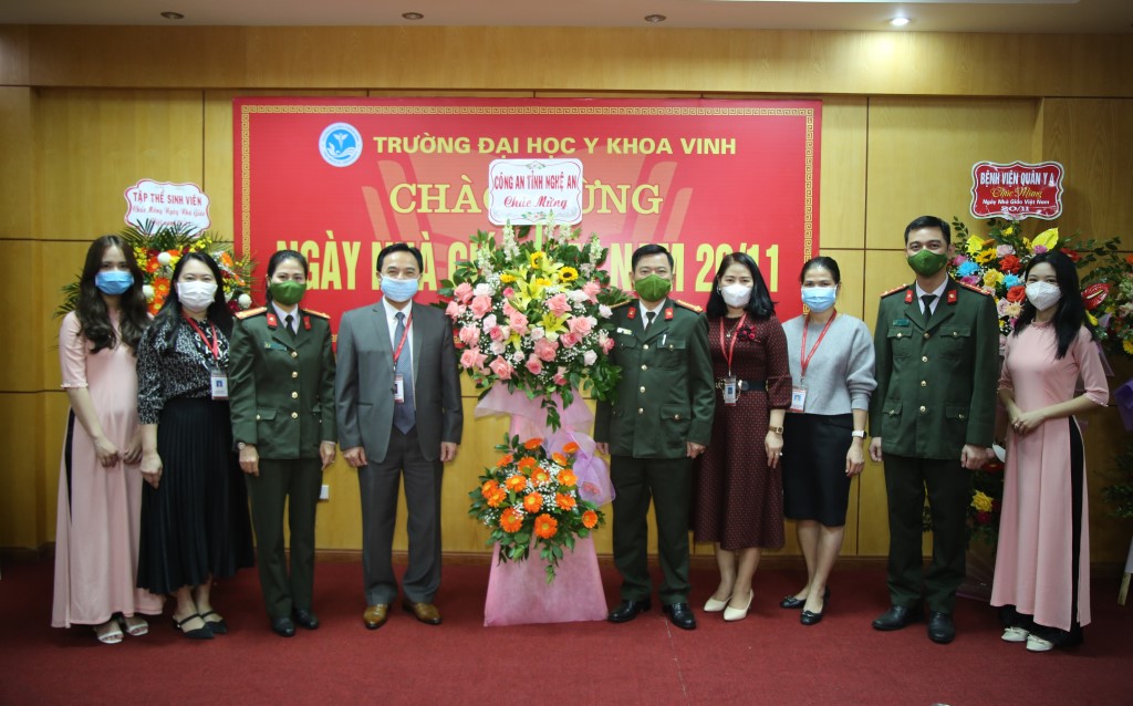 Tặng hoa chúc mừng Đại học Y khoa