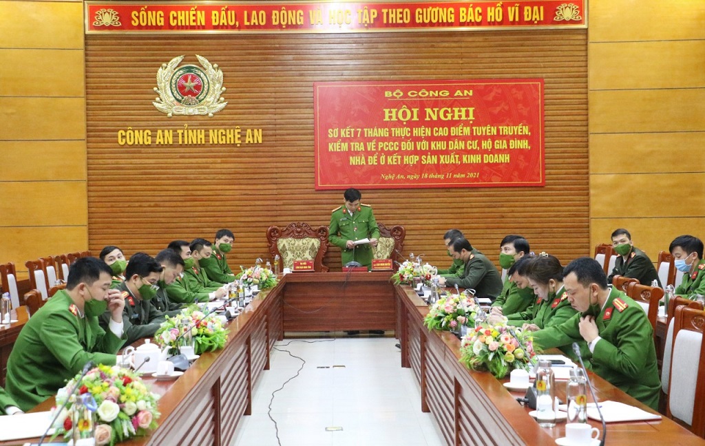 Đồng chí Đại tá Cao Minh Huyền, Phó Giám đốc Công trình bày tham luận tại Hội nghị
