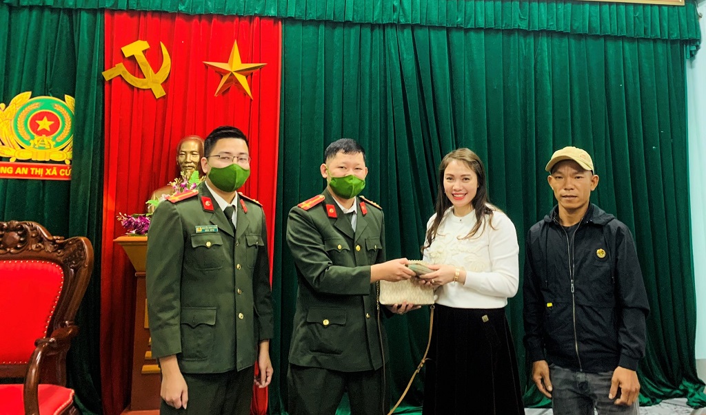 Công an thị xã Cửa Lò bàn giao tài sản cho chị Hương